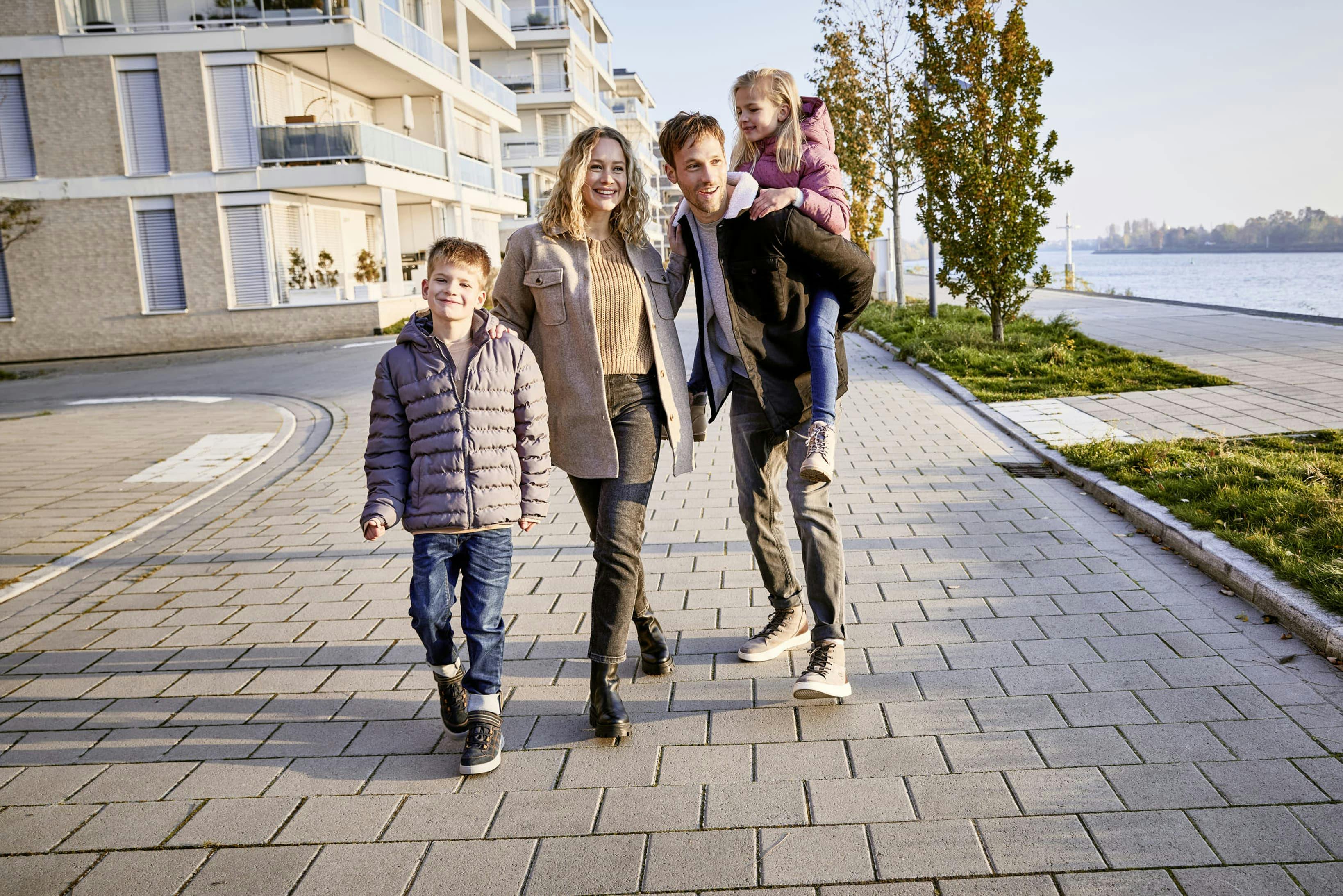 junge-familie-mit-schuhen-von-shoe4you-geht-am-hafen-spazieren