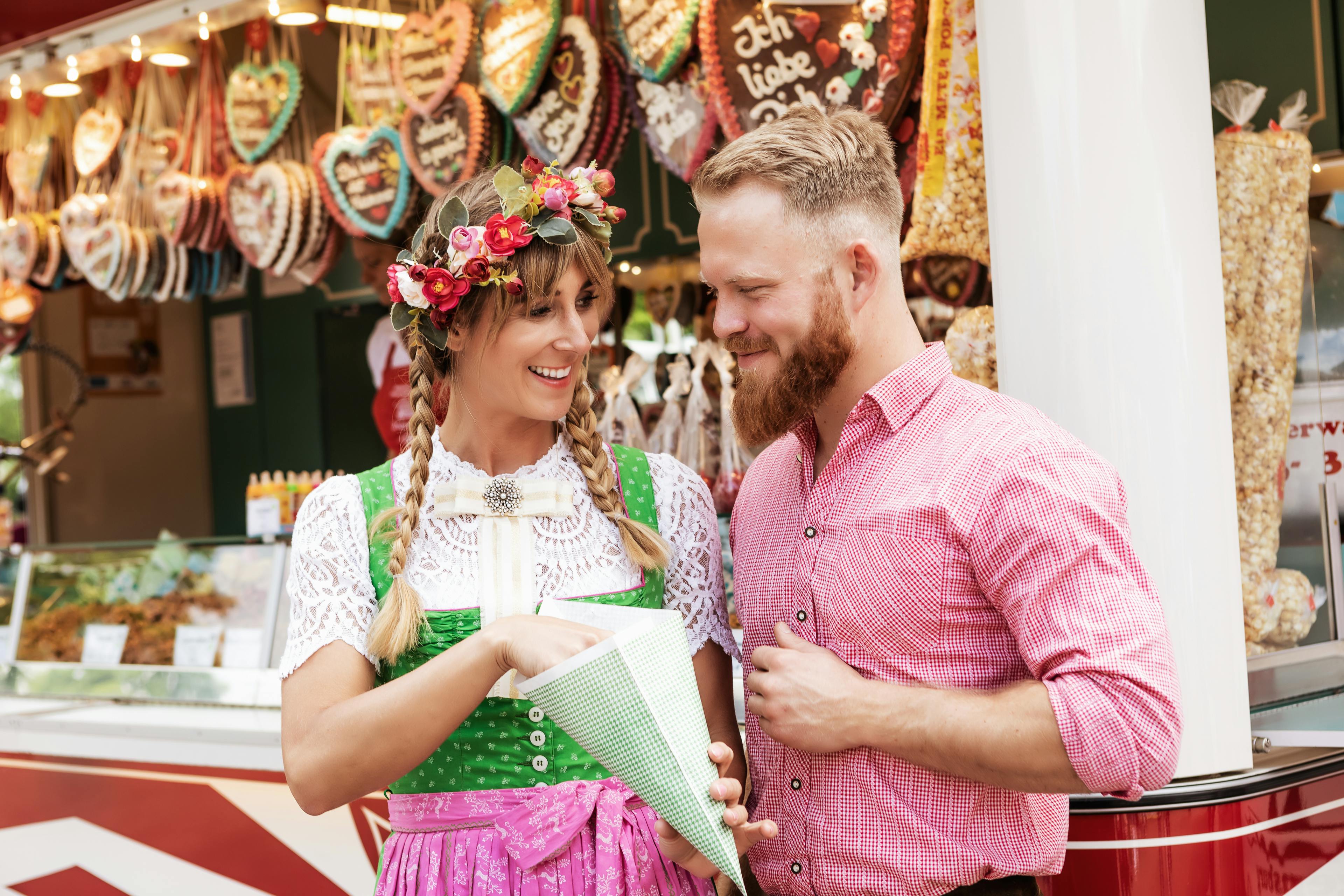 Oktoberfest_Tracht_Paar_Lebkuchenherz